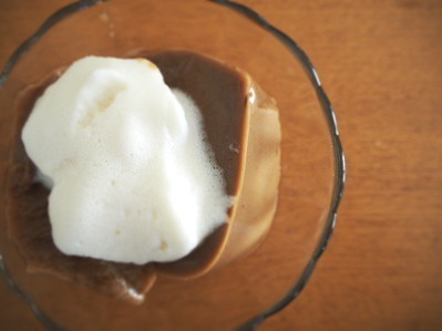 コーヒーポーションとアーモンドミルクのゼリーと豆乳ホイップ みさまおばさんのパン工房